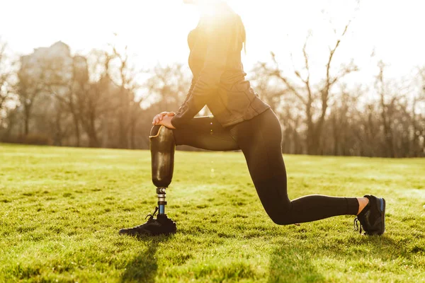 Bijgesneden Afbeelding Van Handicap Atletische Meisje Zwarte Sportkleding Lunges Doen — Stockfoto