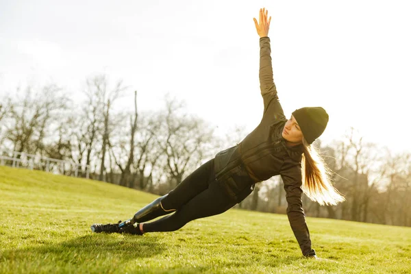 Imagen Mujer Discapacitada Deportiva Chándal Negro Haciendo Ejercicio Haciendo Tablón — Foto de Stock