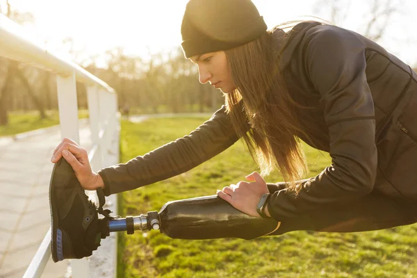 Imagen Una Mujer Discapacitada Corriendo Ropa Deportiva Haciendo Pendientes Estirando — Foto de Stock