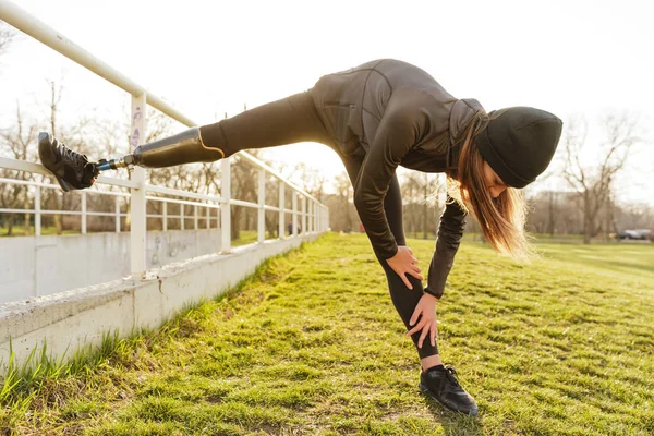 Foto Mujer Discapacitada Corriendo Ropa Deportiva Haciendo Pendientes Estirando Pierna — Foto de Stock