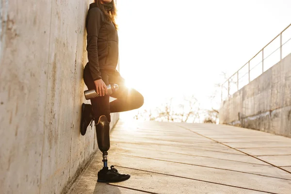 Обрізана Фотографія Жінки Ногою Протезування Спортивному Одязі Стоїть Над Бетонною — стокове фото