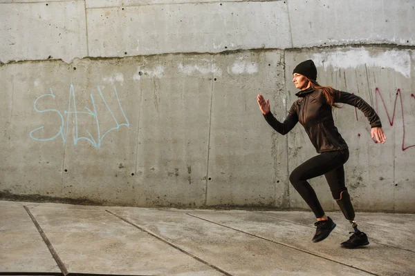 Retrato Deportista Discapacitada Con Pierna Protésica Chándal Corriendo Aire Libre — Foto de Stock