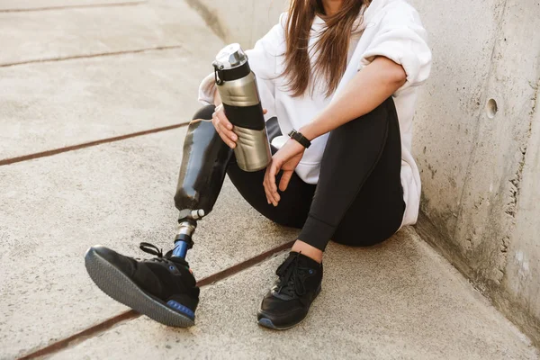 Bijgesneden Foto Van Gehandicapte Vrouw Met Bionische Been Streetwear Zittend — Stockfoto