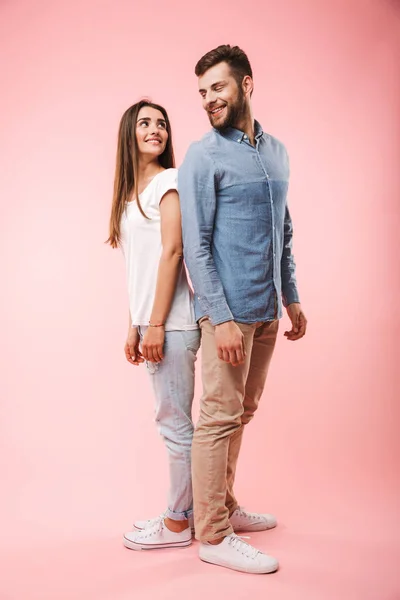 Retrato Comprimento Total Jovem Casal Feliz Volta Para Trás Isolado — Fotografia de Stock