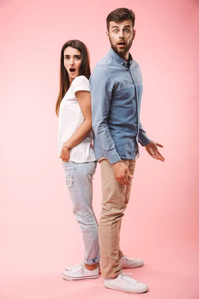 Retrato Comprimento Total Jovem Casal Frustrado Volta Para Trás Isolado — Fotografia de Stock