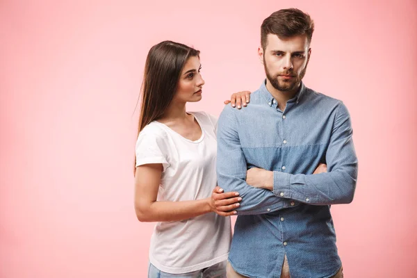 Porträt Eines Frustrierten Jungen Paares Das Sich Isoliert Über Rosa — Stockfoto