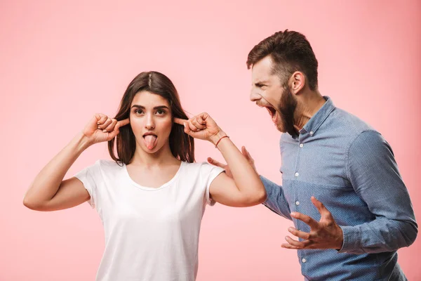 Retrato Jovem Casal Com Raiva Tendo Uma Discussão Isolada Sobre — Fotografia de Stock