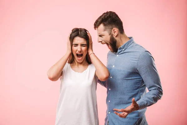 Retrato Jovem Casal Com Raiva Tendo Conflito Isolado Sobre Fundo — Fotografia de Stock