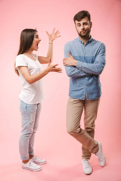 Full Length Portrait Mad Young Couple Having Argument Isolated Pink — Stock Photo, Image