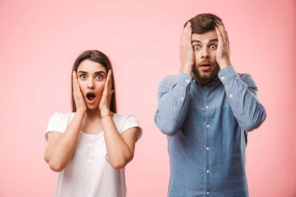 Retrato Una Joven Pareja Conmocionada Gritando Mirando Cámara Aislada Sobre — Foto de Stock