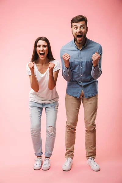 Retrato Larga Duración Una Joven Pareja Emocionada Gritando Mirando Cámara — Foto de Stock