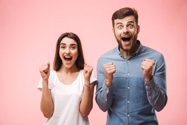 Retrato Una Joven Pareja Emocionada Gritando Mirando Cámara Aislada Sobre — Foto de Stock