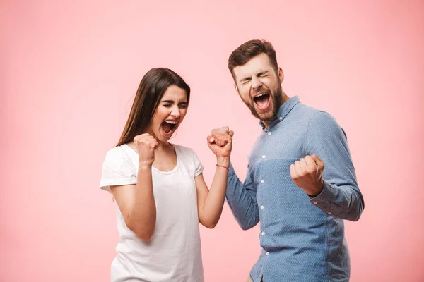 Retrato Una Feliz Pareja Joven Gritando Aislada Sobre Fondo Rosa — Foto de Stock