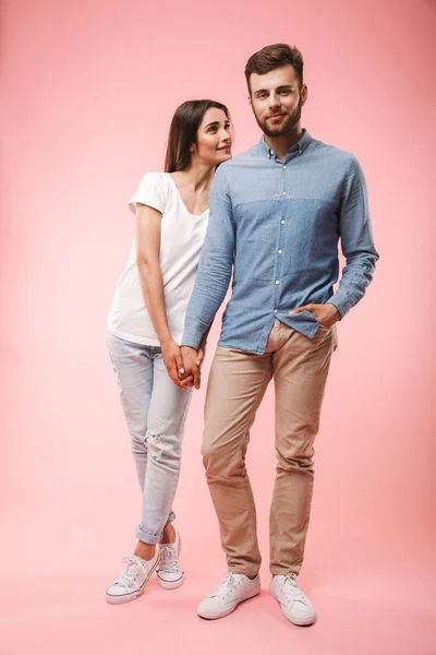 Retrato Larga Duración Una Joven Pareja Sonriente Pie Juntos Tomados — Foto de Stock