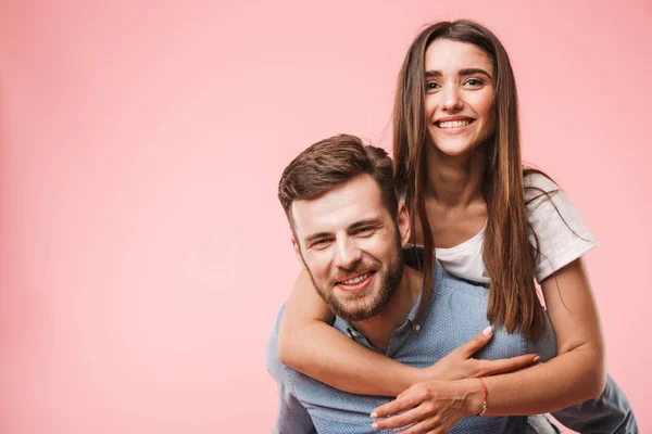 Porträt Eines Glücklichen Jungen Mannes Der Seiner Freundin Huckepack Fährt — Stockfoto