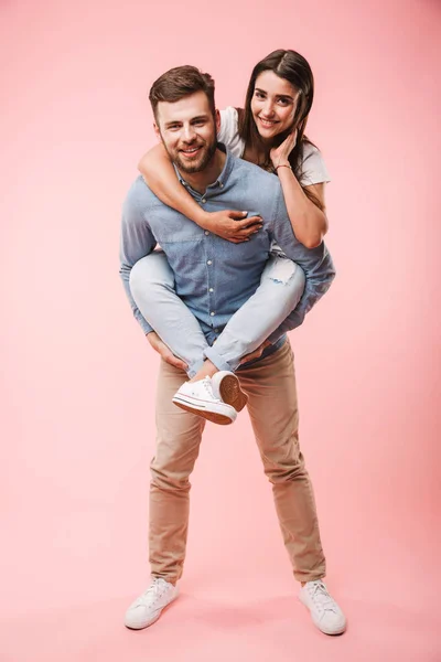 Ganzkörperporträt Eines Fröhlichen Jungen Mannes Der Seiner Freundin Huckepack Fahrt — Stockfoto