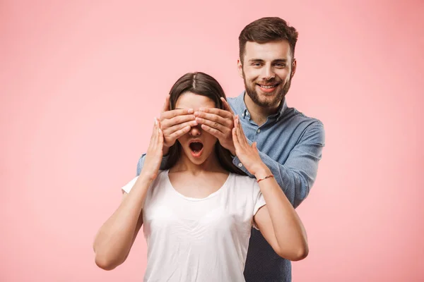 Retrato Jovem Feliz Cobrindo Seus Olhos Namoradas Como Uma Surpresa — Fotografia de Stock