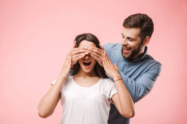 Retrato Jovem Sorridente Cobrindo Seus Olhos Namoradas Como Uma Surpresa — Fotografia de Stock