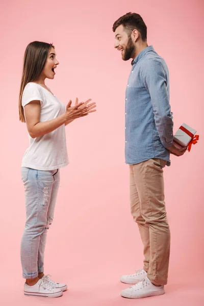 Retrato Cuerpo Entero Joven Feliz Dándole Novia Regalo Aislado Sobre — Foto de Stock