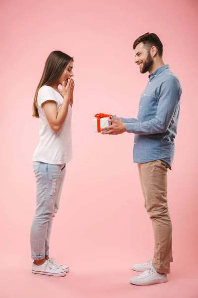 Retrato Cuerpo Entero Joven Alegre Dando Novia Regalo Aislado Sobre — Foto de Stock