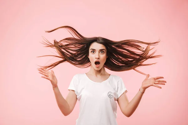 Портрет Шокированной Молодой Женщины Длинными Волосами Прыгающей Розовом Фоне — стоковое фото