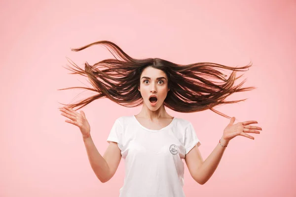 Retrato Uma Jovem Chocada Com Cabelo Comprido Pulando Isolado Sobre — Fotografia de Stock