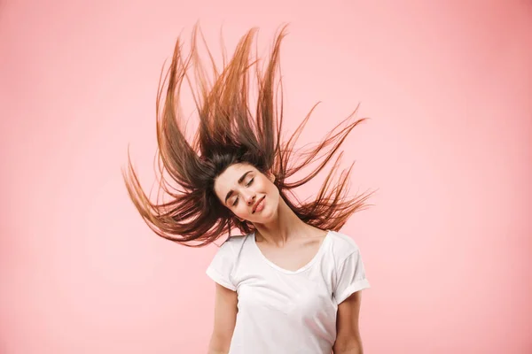 Portrait Une Jeune Femme Souriante Aux Cheveux Longs Sautant Isolé — Photo