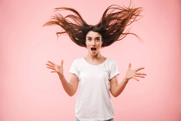 Retrato Una Joven Alegre Con Pelo Largo Saltando Aislado Sobre — Foto de Stock