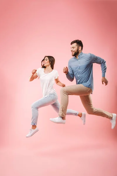 Retrato Larga Duración Una Divertida Pareja Joven Corriendo Rápidamente Aislada — Foto de Stock