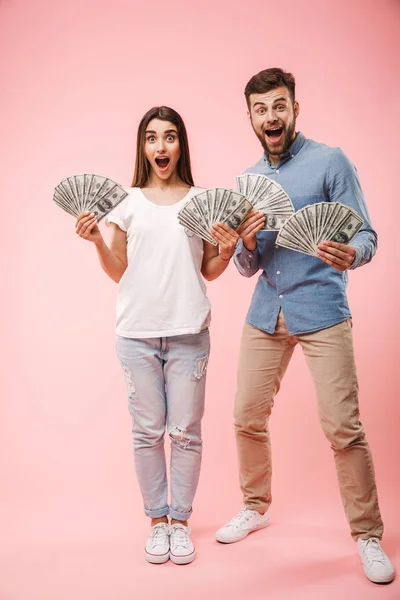 Retrato Larga Duración Una Pareja Joven Excitada Sosteniendo Montón Billetes — Foto de Stock