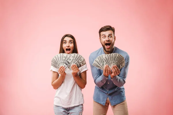 Retrato Una Feliz Pareja Joven Sosteniendo Montón Billetes Dinero Celebrando — Foto de Stock