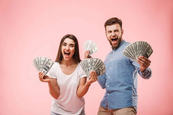 Retrato Una Joven Pareja Excitada Sosteniendo Montón Billetes Dinero Celebrando — Foto de Stock