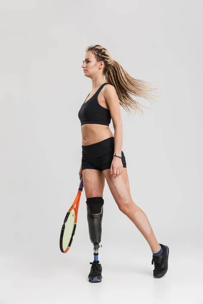 Imagen Una Hermosa Joven Deportista Discapacitada Jugador Tenis Pie Aislado — Foto de Stock