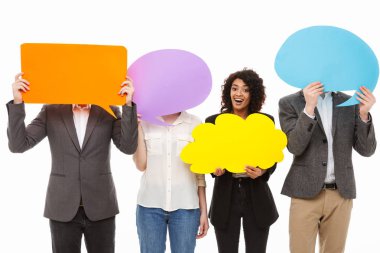 Beyaz arka plan üzerinde izole boş konuşma balonları holding neşeli çok ırklı iş adamları bir grup portresi