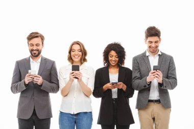 Grup gülümseyen genç iş adamları cep telefonları üzerinde beyaz arka plan izole kullanarak