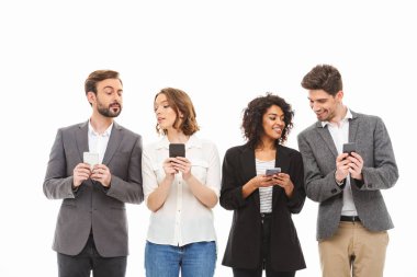Grup cep telefonları üzerinde beyaz arka plan izole kullanarak kendine güvenen genç iş adamları
