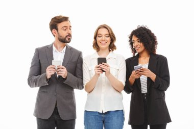 Grup cep telefonları üzerinde beyaz arka plan izole kullanarak dostu genç iş adamları