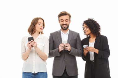 Grup gülümseyen genç çok ırklı iş adamları cep telefonları üzerinde beyaz arka plan izole kullanarak