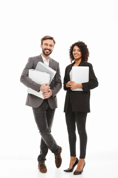 Retrato Completo Una Feliz Pareja Negocios Multirraciales Sosteniendo Carpetas Aisladas —  Fotos de Stock