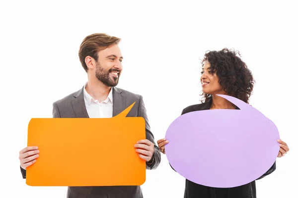 Porträt Eines Zufriedenen Jungen Unternehmerpaares Mit Leeren Sprechblasen Auf Weißem — Stockfoto