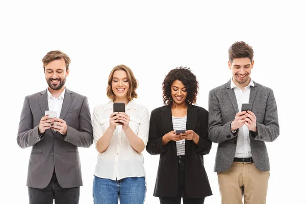 Група Усміхнених Молодих Бізнесменів Які Використовують Мобільні Телефони Ізольовані Білому — стокове фото