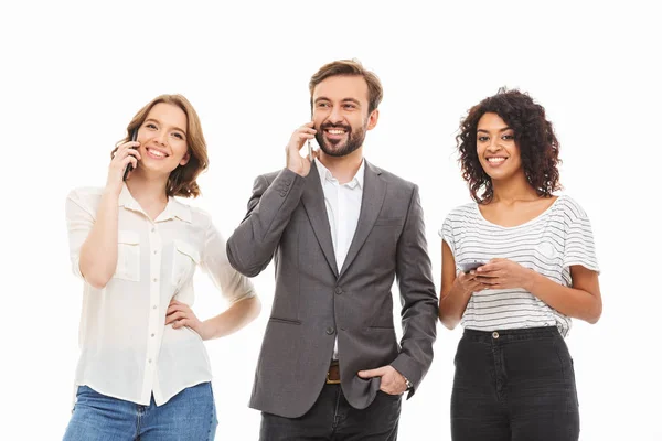 Група Усміхнених Молодих Багатоетнічних Бізнесменів Які Розмовляють Мобільних Телефонах Ізольовані — стокове фото
