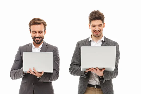 Retrato Dos Hombres Negocios Excitados Usando Computadoras Portátiles Aisladas Sobre — Foto de Stock