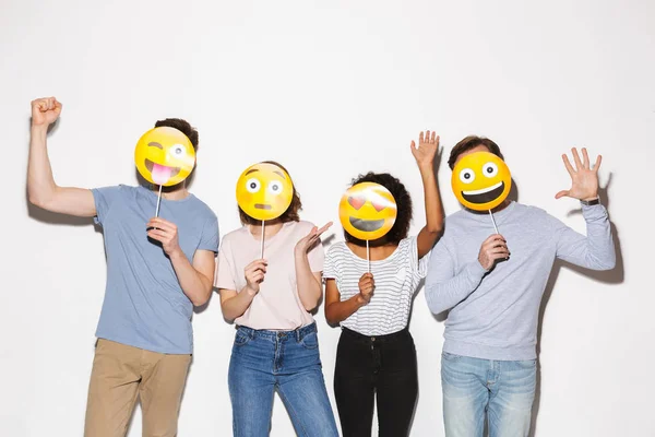 Groep Van Gelukkige Multiraciale Mensen Houden Van Smileygezichten Geïsoleerd Witte — Stockfoto