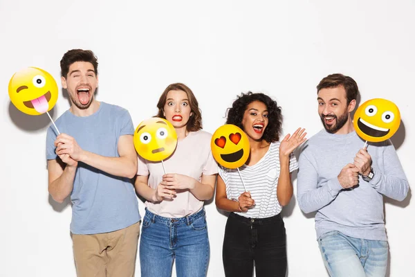 Grupo Personas Alegres Multirraciales Sosteniendo Caras Sonrientes Aisladas Sobre Fondo — Foto de Stock