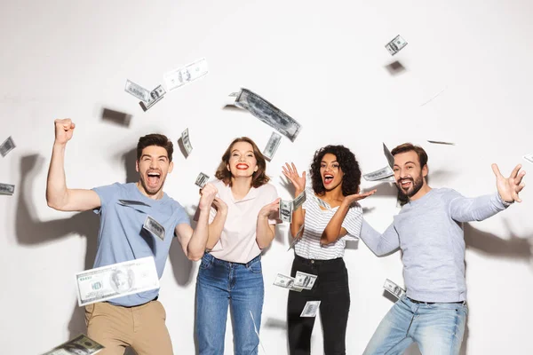Ομάδα Ευτυχισμένοι Άνθρωποι Πολυφυλετικής Στέκεται Κάτω Από Ντους Τραπεζογραμμάτια Χρήματα — Φωτογραφία Αρχείου