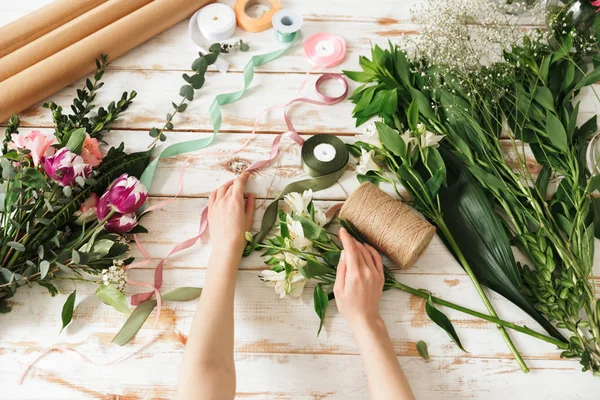 Bijgesneden Afbeelding Van Bloemist Vrouw Handen Werken Met Bloemen Werkplaats — Stockfoto