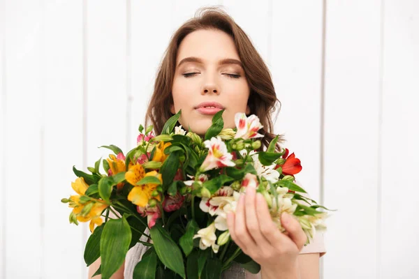 Młody Wesoły Kwiaciarnia Kobiety Stojącej Kwiatami Warsztacie Zamkniętymi Oczami — Zdjęcie stockowe