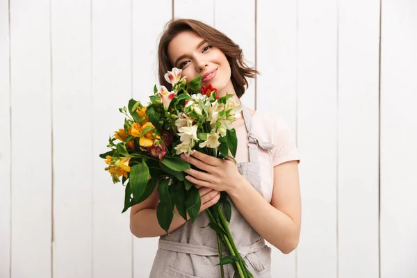 Joven Florista Alegre Mujer Pie Con Flores Mirando Cámara Taller —  Fotos de Stock