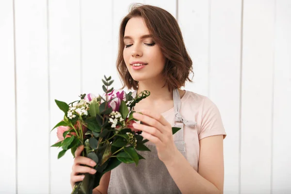 ワーク ショップの花で立っている若い陽気な花屋の女性 目を閉じて — ストック写真